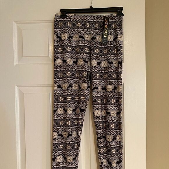 Buyer Rated ⭐️⭐️⭐️⭐️⭐️ Super Soft Gray Winter Patterned Leggins. - Picture 3 of 5